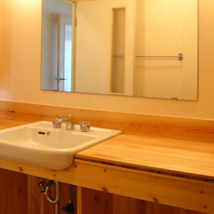天板を木にして温かみのある洗面室に　～マンションリフォーム～